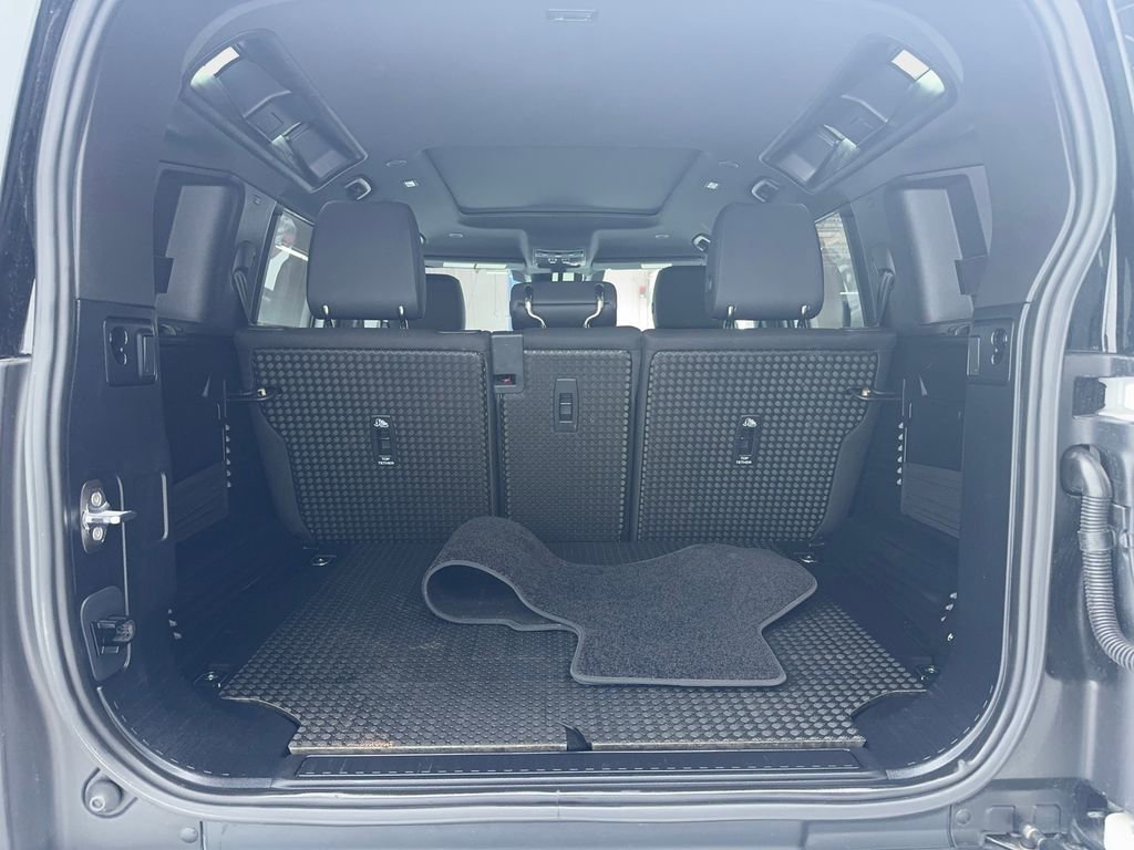 Used 2025 Land Rover Defender 110 S image 13