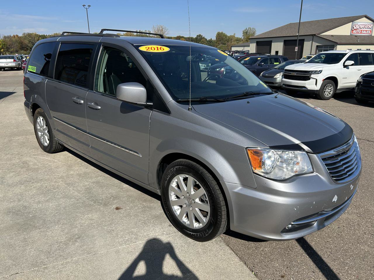 Used 2016 Chrysler Town & Country Touring FWD image 3