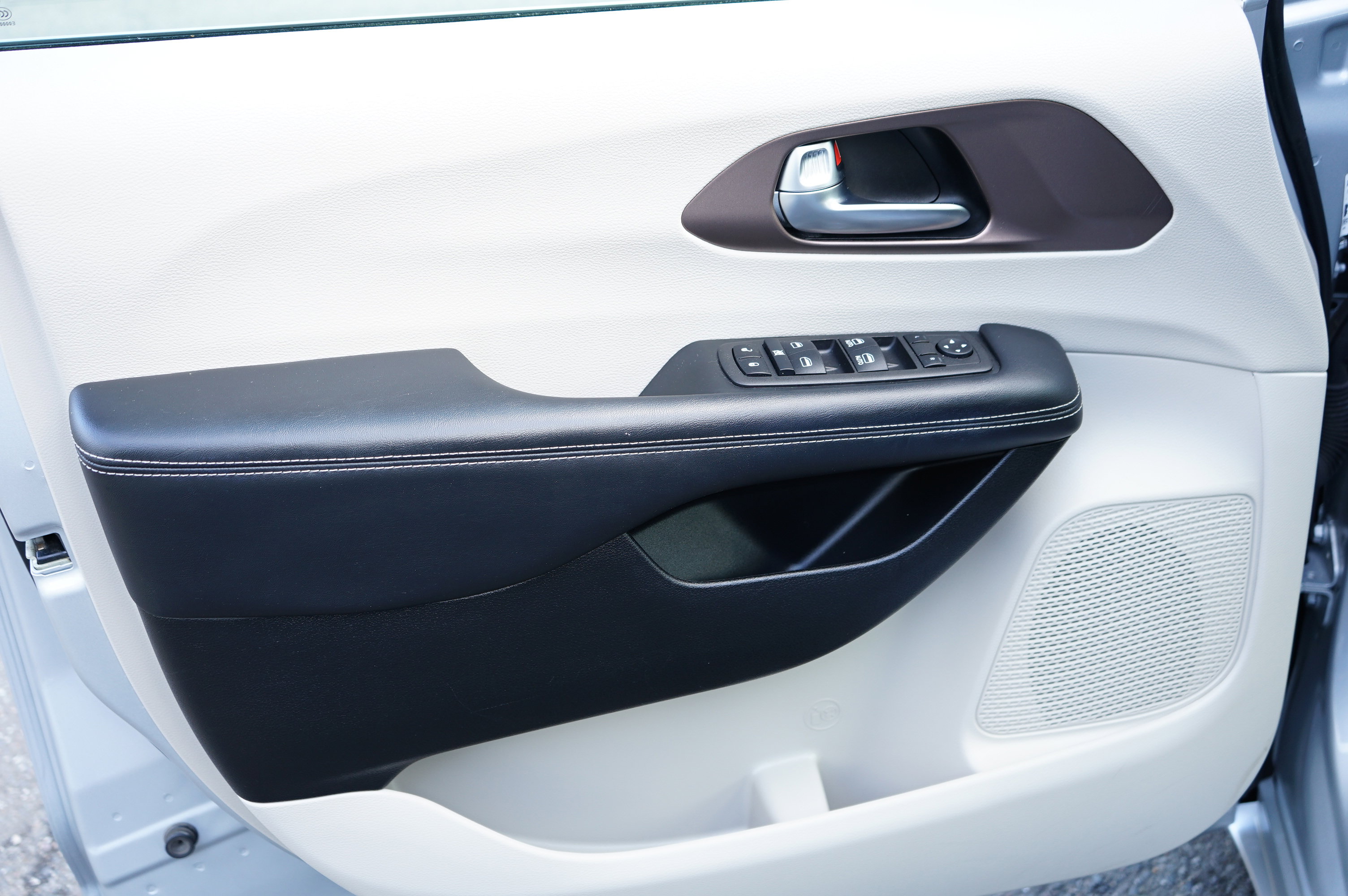 Used 2023 Chrysler Voyager LX image 11