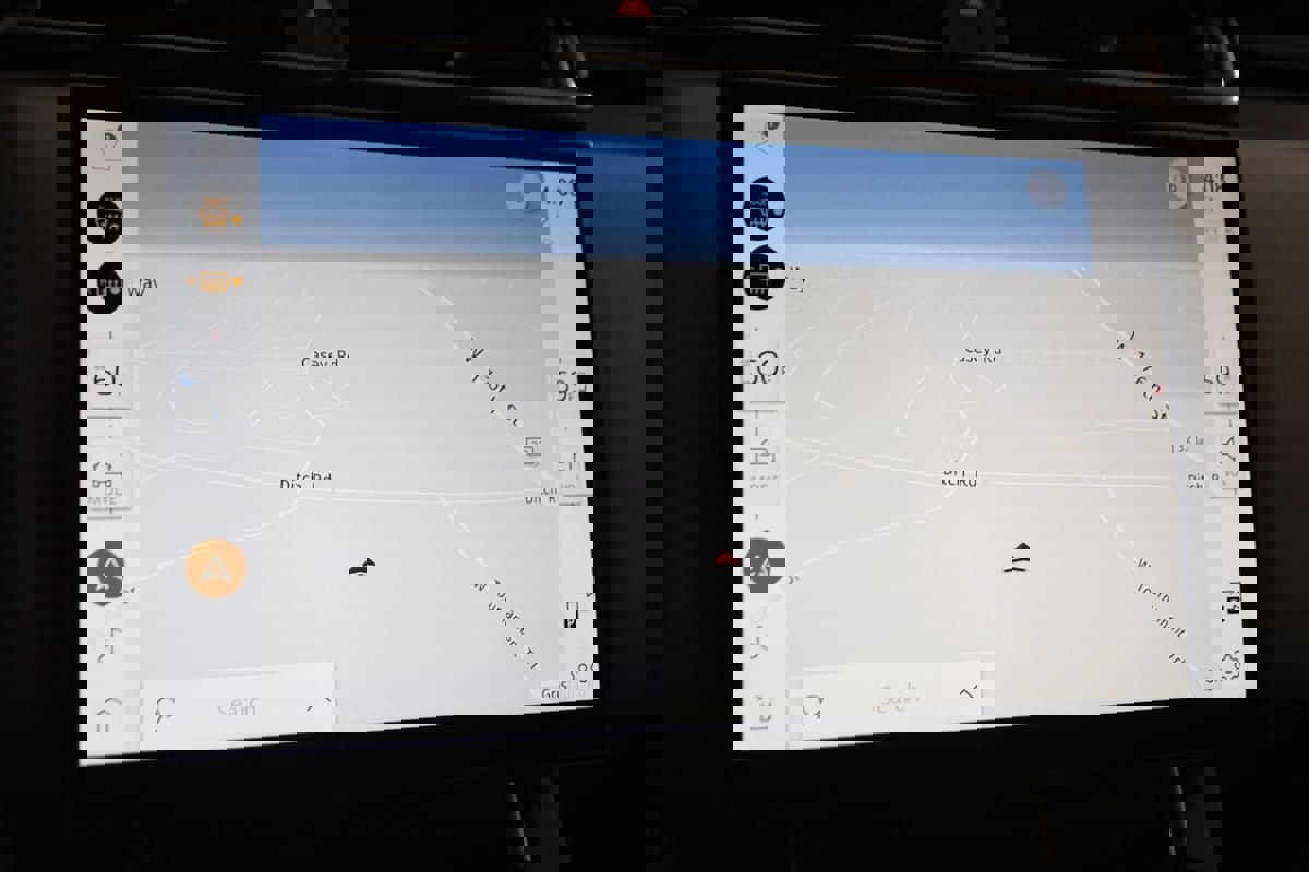 Used 2025 Land Rover Range Rover Velar Dynamic SE image 9