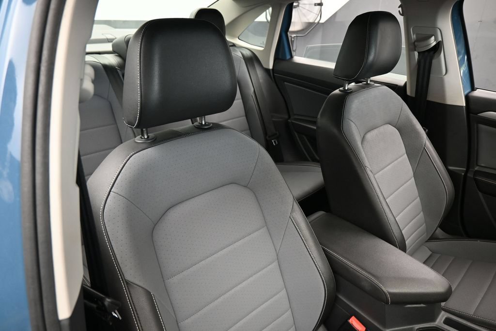 Used 2025 Volkswagen Jetta SE FWD image 40