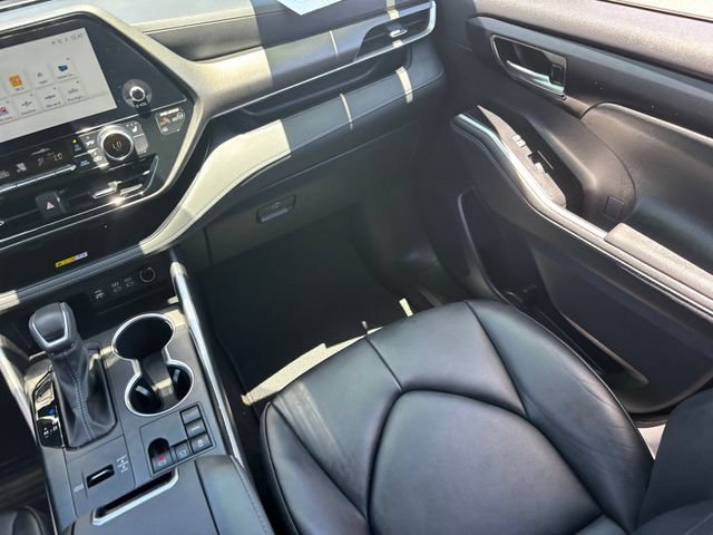 Used 2023 Toyota Highlander XLE FWD image 16