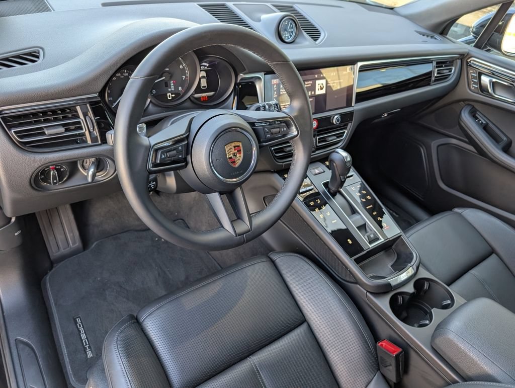 Certified 2025 Porsche Macan AWD/4WD image 4