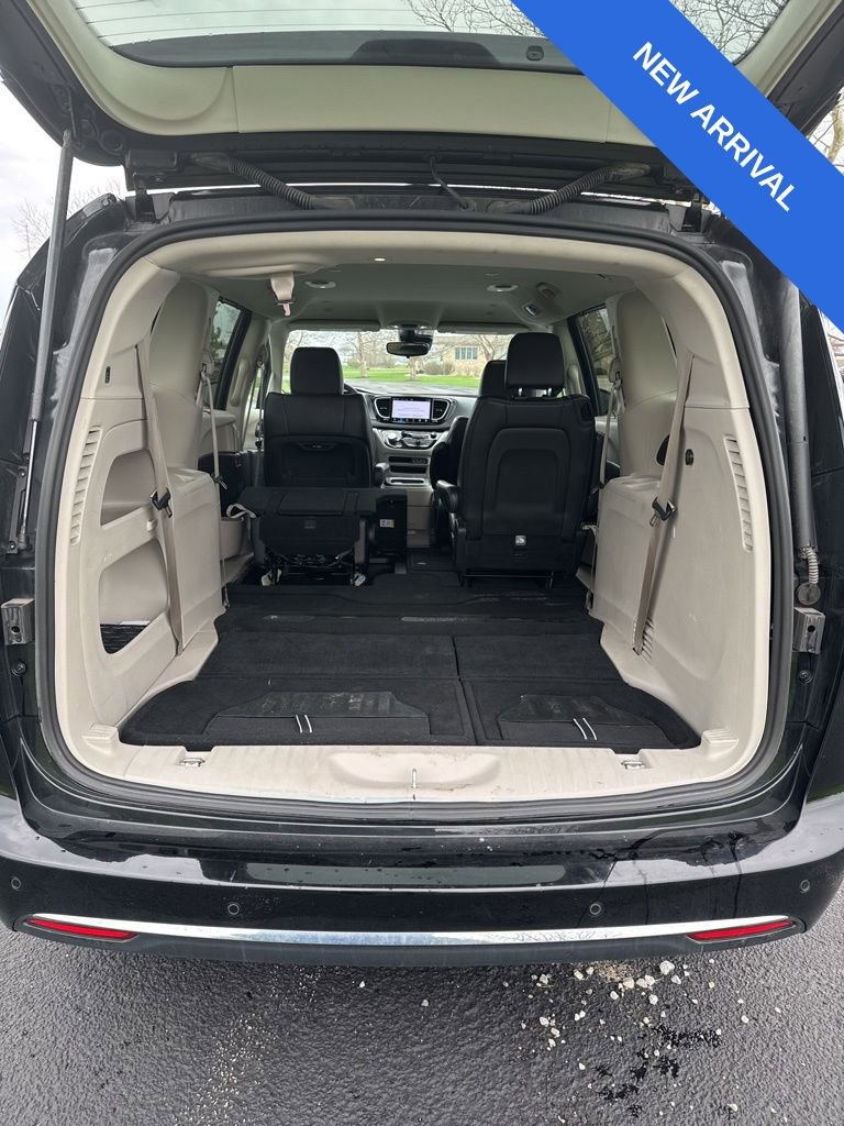 Used 2024 Chrysler Pacifica Touring-L image 12