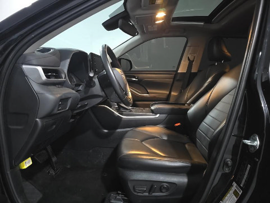 Used 2021 Toyota Highlander XLE AWD/4WD image 11