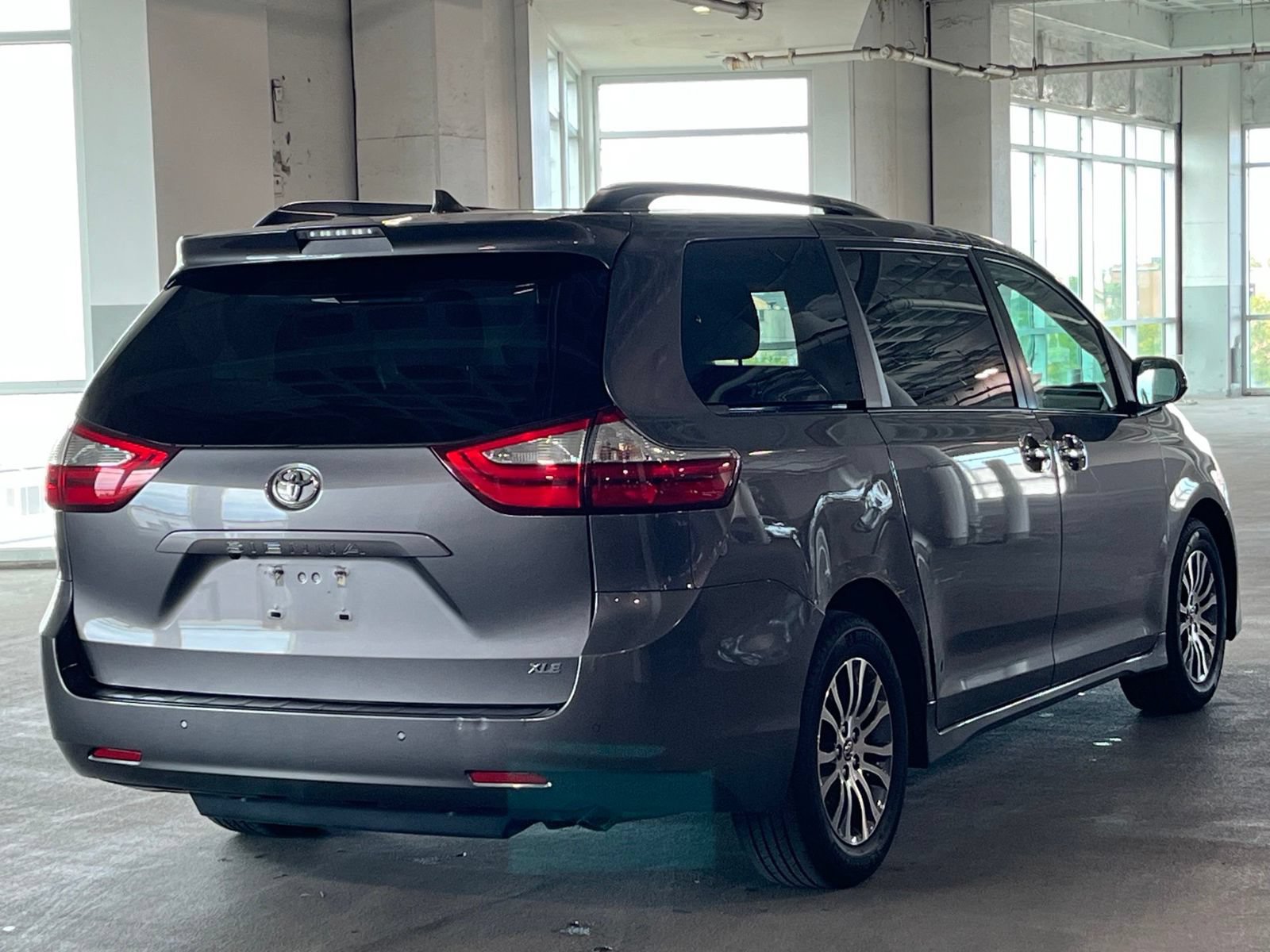 Used 2019 Toyota Sienna XLE w/ XLE Navigation Package FWD image 12