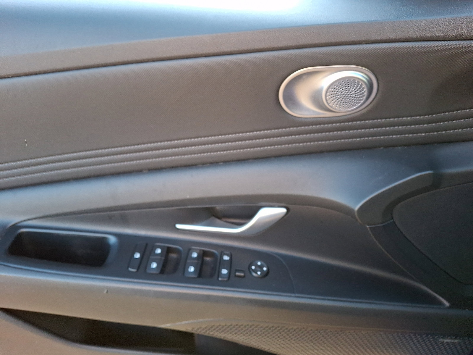 Certified 2023 Hyundai Elantra Limited w/ Preferred Accessory Package image 12