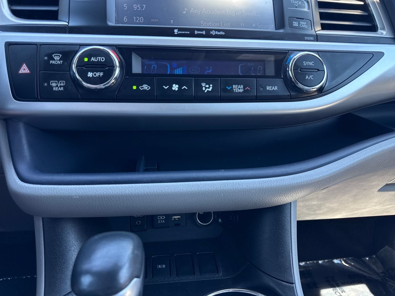 Used 2019 Toyota Highlander XLE FWD image 23