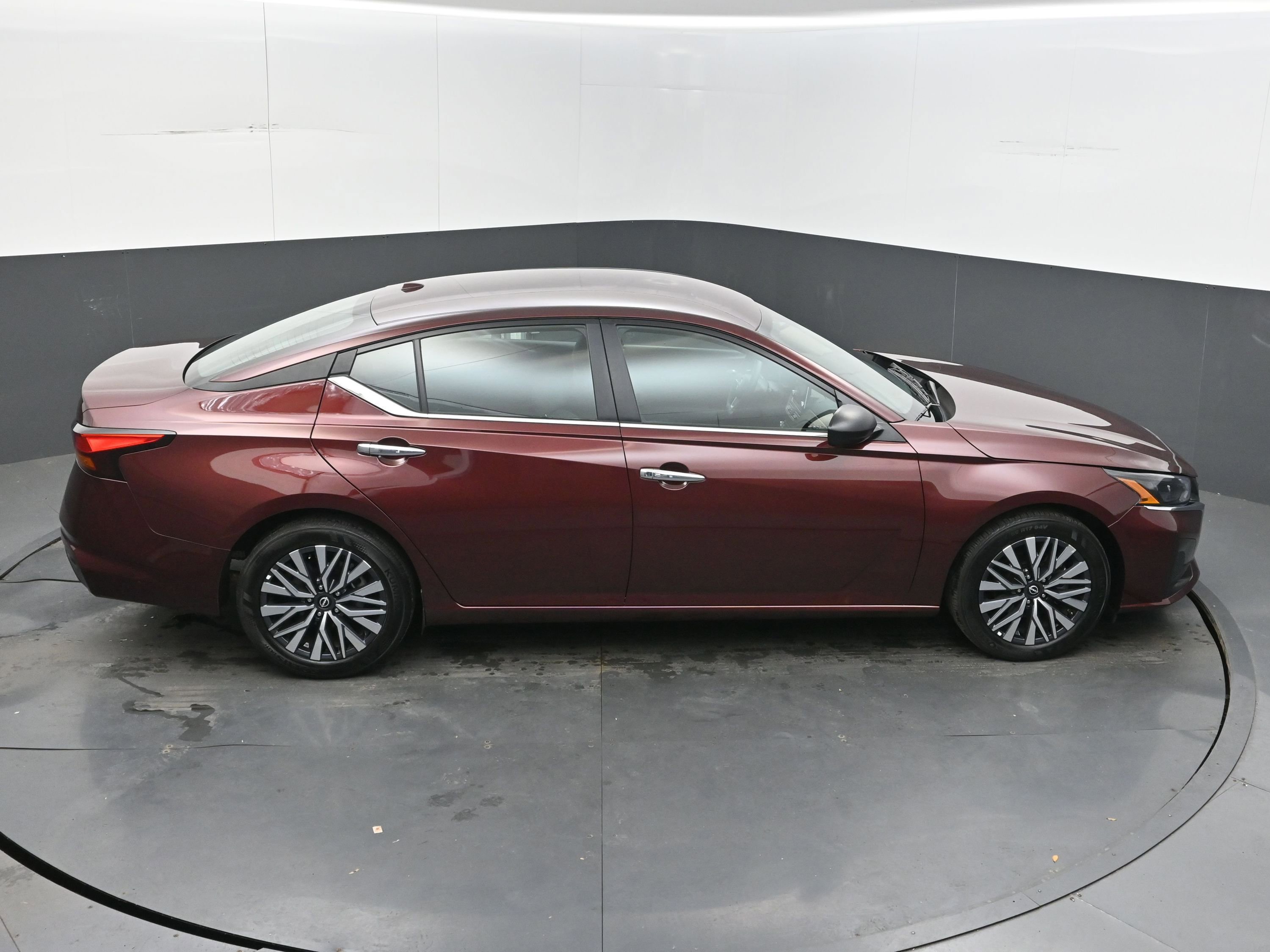 Used 2025 Nissan Altima 2.5 SV FWD image 35