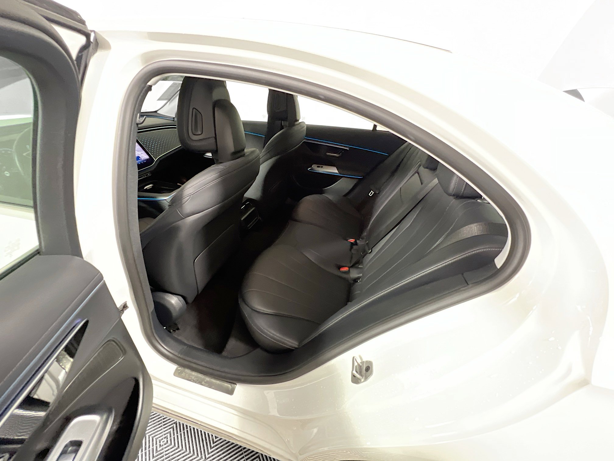 Used 2024 Mercedes-Benz E 350 4MATIC Sedan image 29