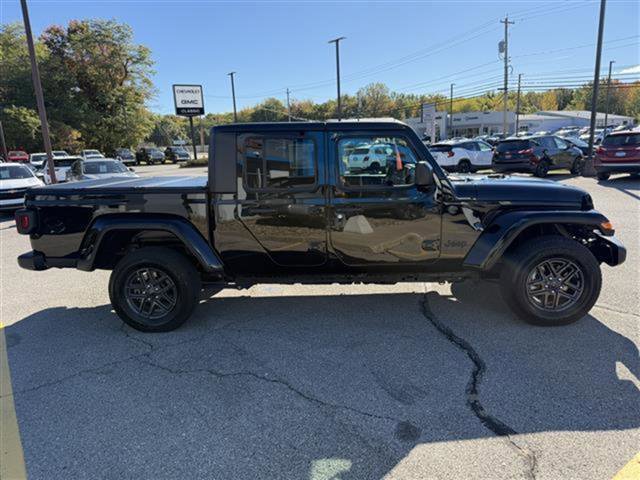 Used 2024 Jeep Gladiator Sport image 8