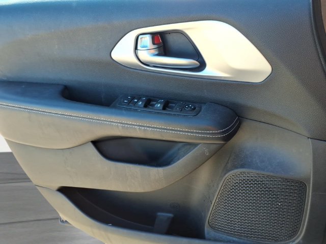 Used 2019 Chrysler Pacifica Touring Plus w/ S Appearance Package FWD image 13