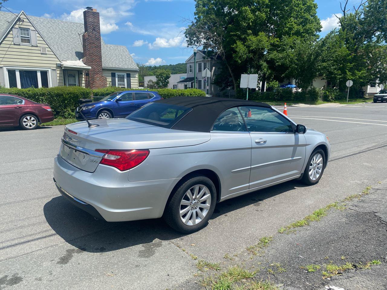 Used 2011 Chrysler 200 Touring FWD image 9