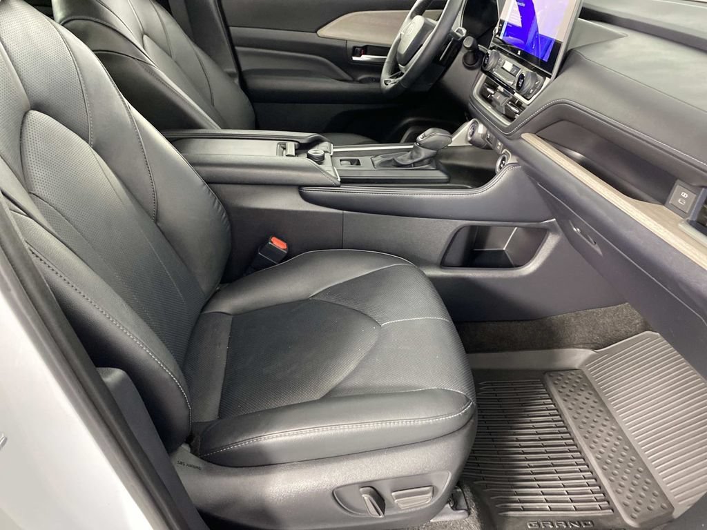 Used 2025 Toyota Grand Highlander AWD image 10