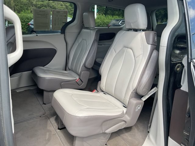 Used 2019 Chrysler Pacifica Touring-L Plus w/ Tire & Wheel Group FWD image 18