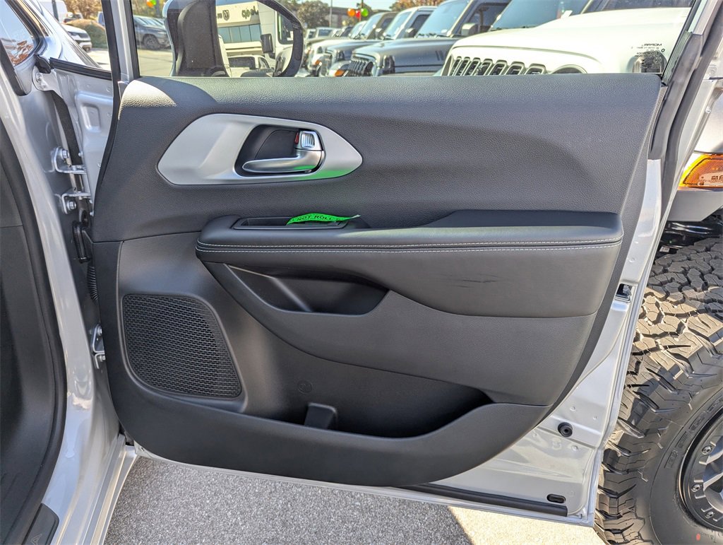 New 2026 Chrysler Pacifica Limited image 37