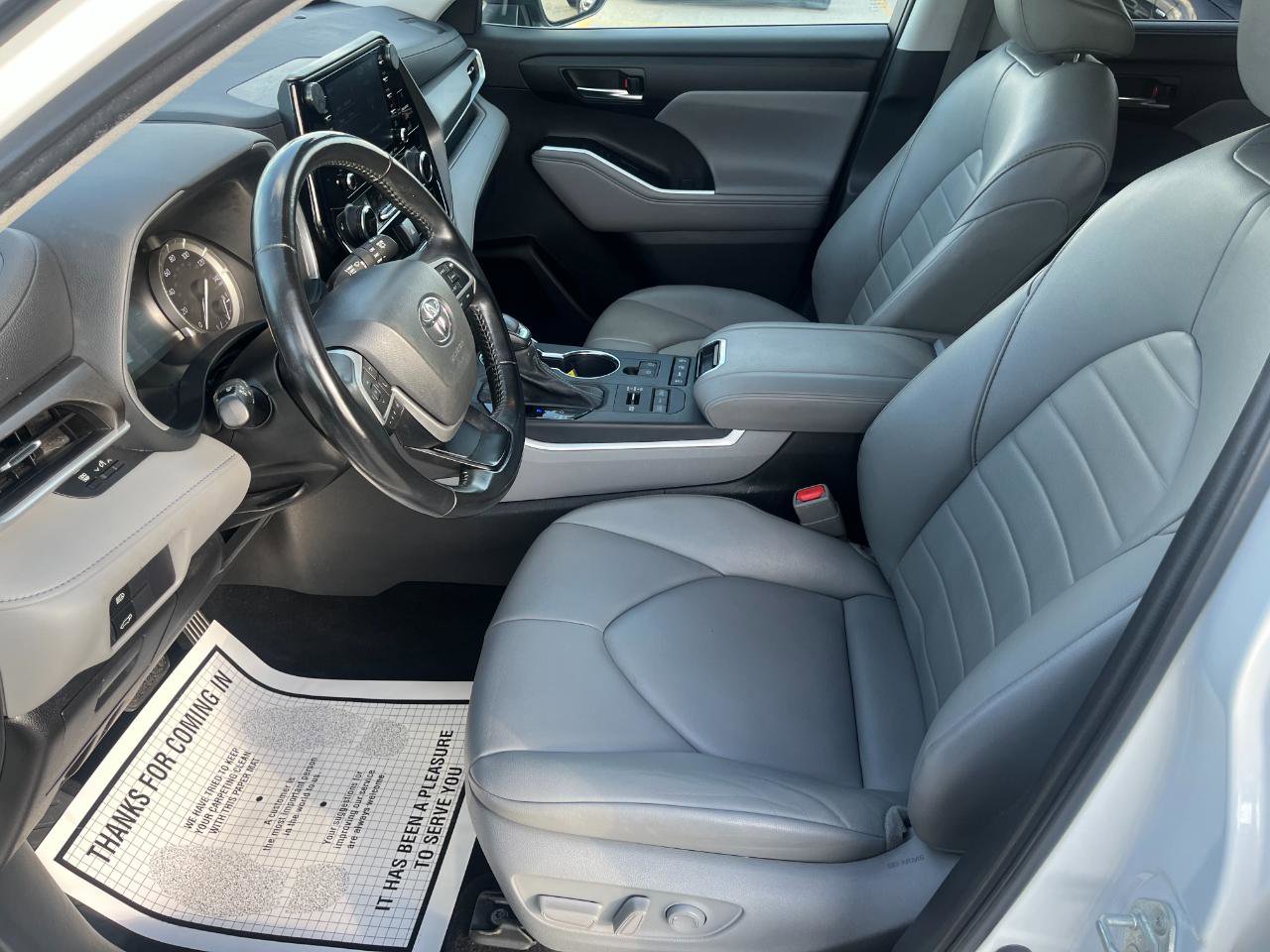 Used 2022 Toyota Highlander XLE AWD/4WD image 12