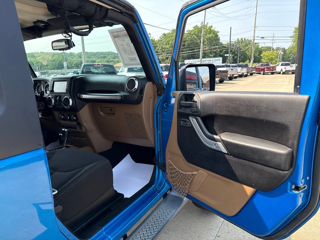 Used 2015 Jeep Wrangler Sahara w/ Connectivity Group AWD/4WD image 34
