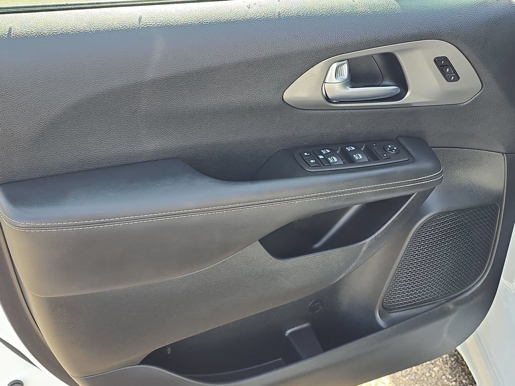 Used 2025 Chrysler Pacifica Select FWD image 9