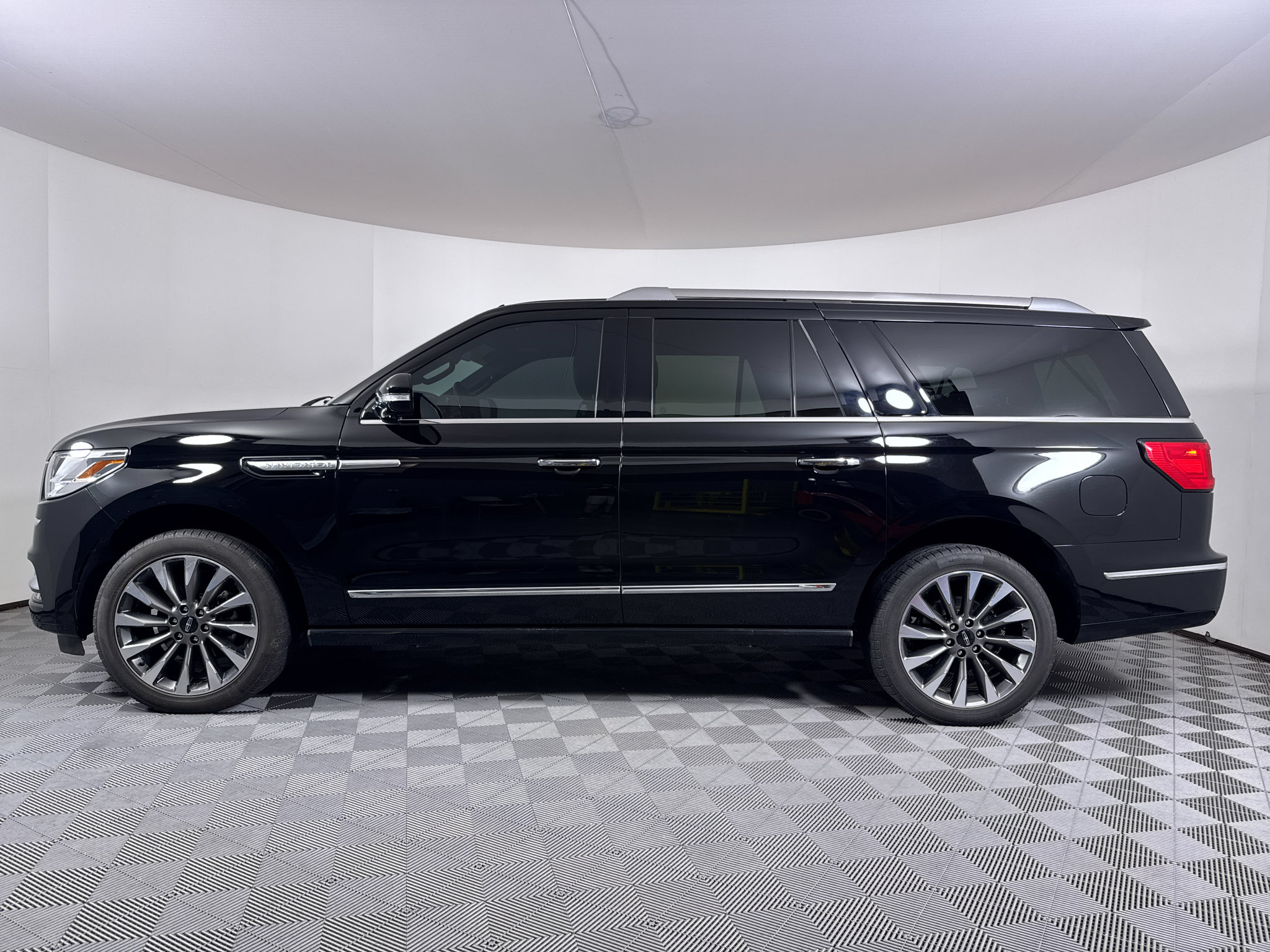 Used 2018 Lincoln Navigator L Select AWD/4WD image 13