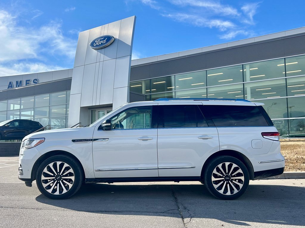 Used 2023 Lincoln Navigator Reserve image 2