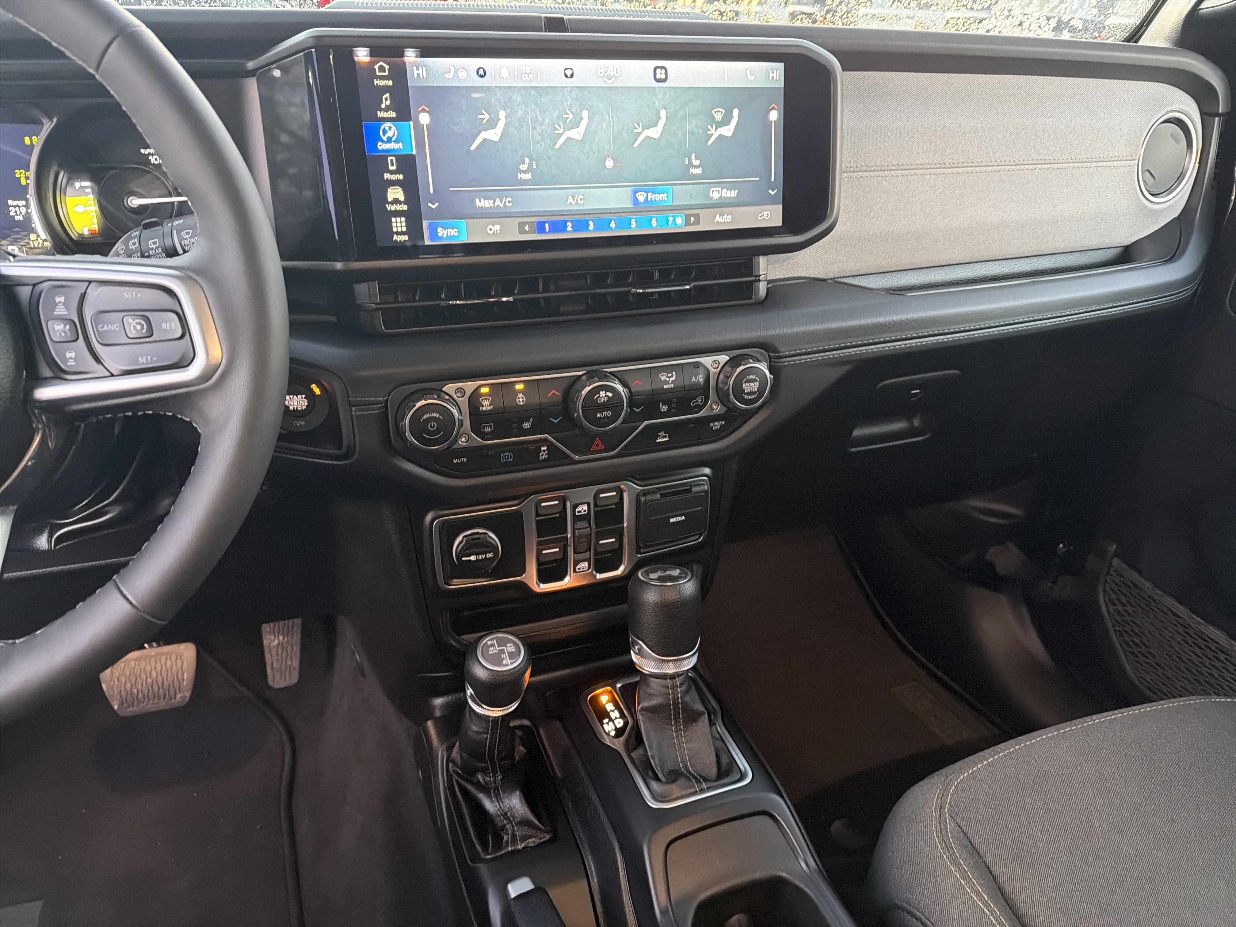 Used 2025 Jeep Wrangler Sahara image 29