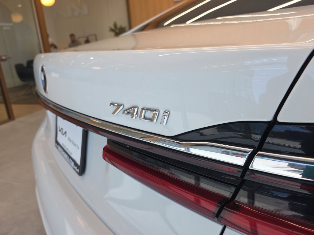 Used 2022 BMW 740i w/ Premium Package RWD image 15