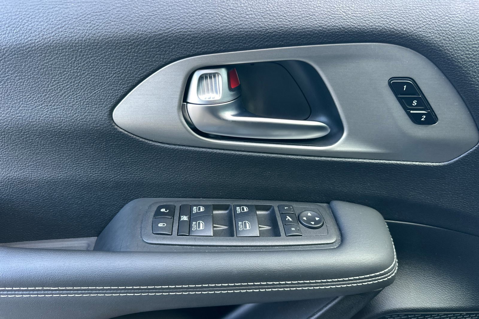 Used 2024 Chrysler Pacifica Limited w/ Uconnect Theater Family Group image 11