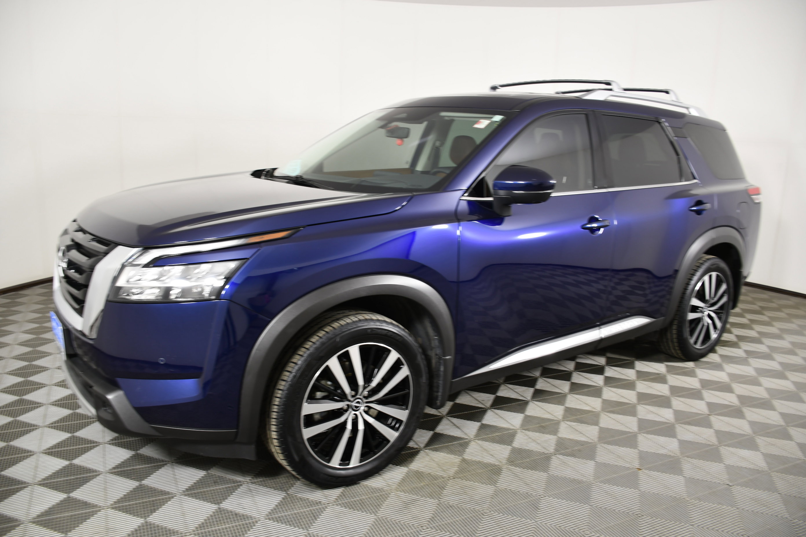 Used 2023 Nissan Pathfinder Platinum image 10