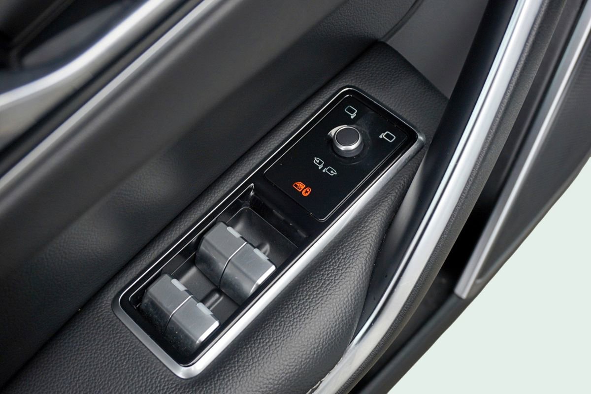 Used 2024 Jaguar F-PACE R-Dynamic S image 15