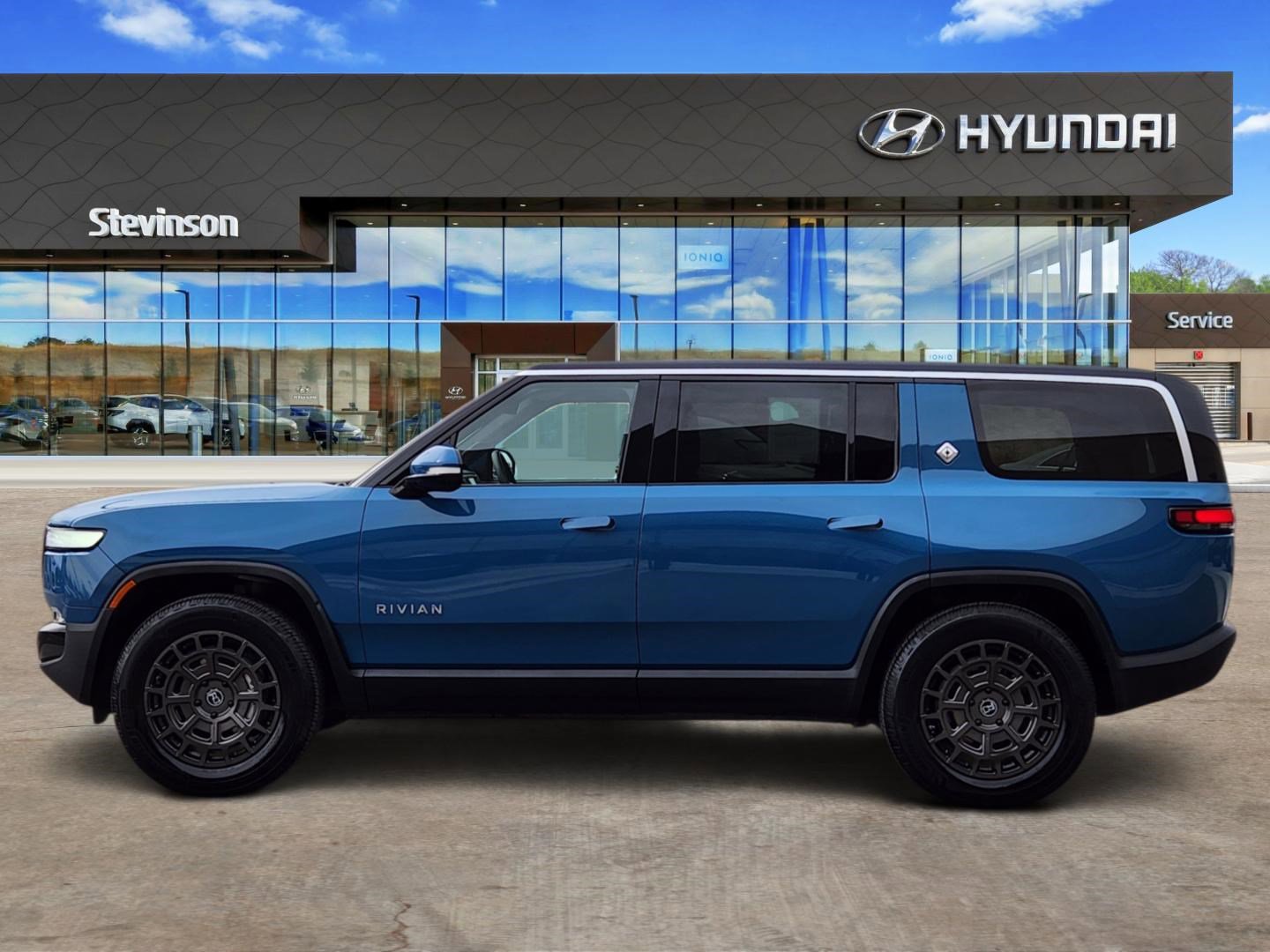 Used 2024 Rivian R1S Adventure image 2