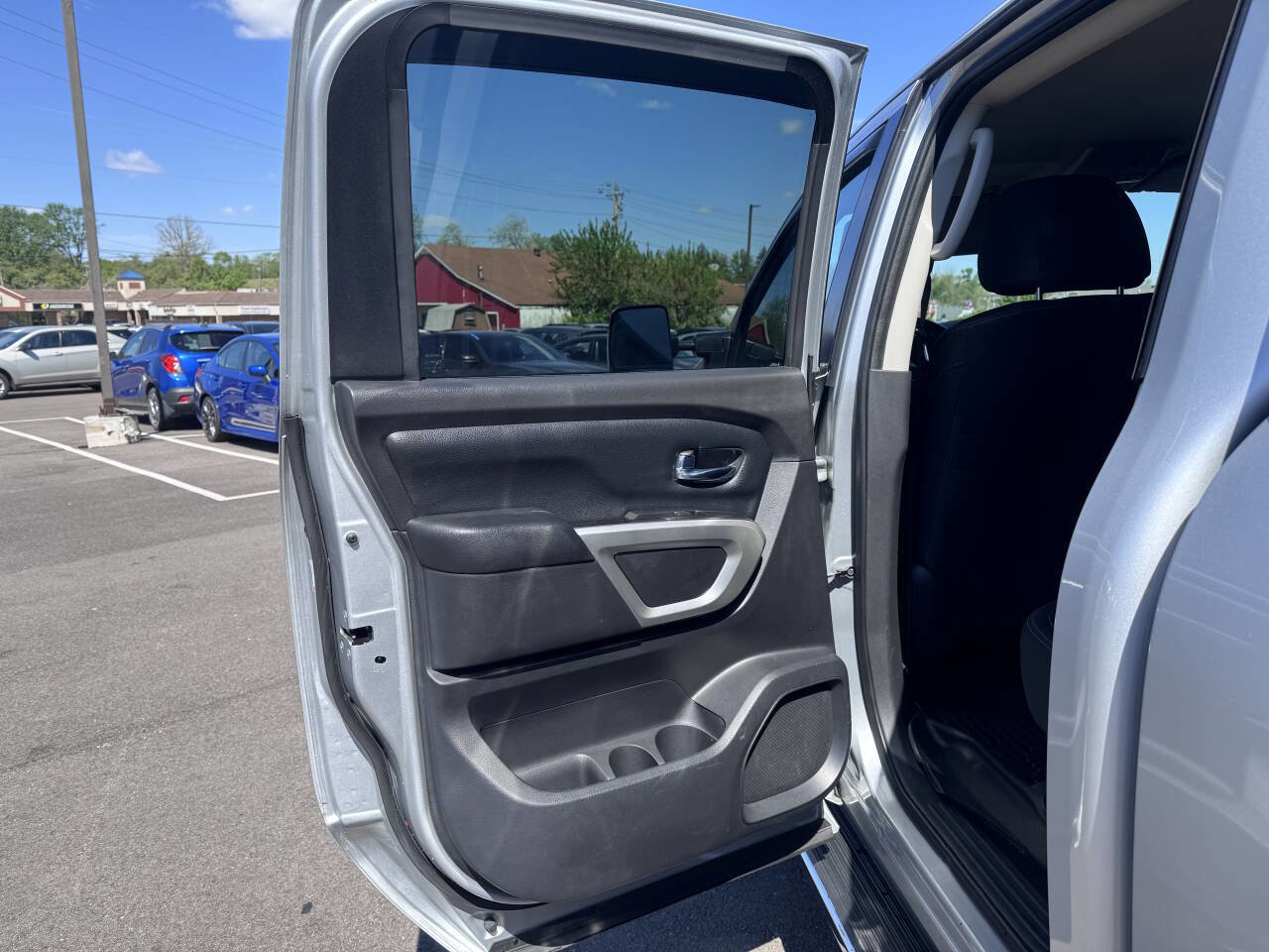 Used 2018 Nissan Titan SV w/ SV Convenience Package AWD/4WD image 12