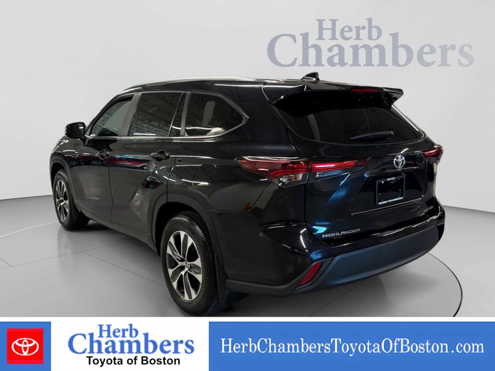 Used 2024 Toyota Highlander XLE AWD/4WD image 3