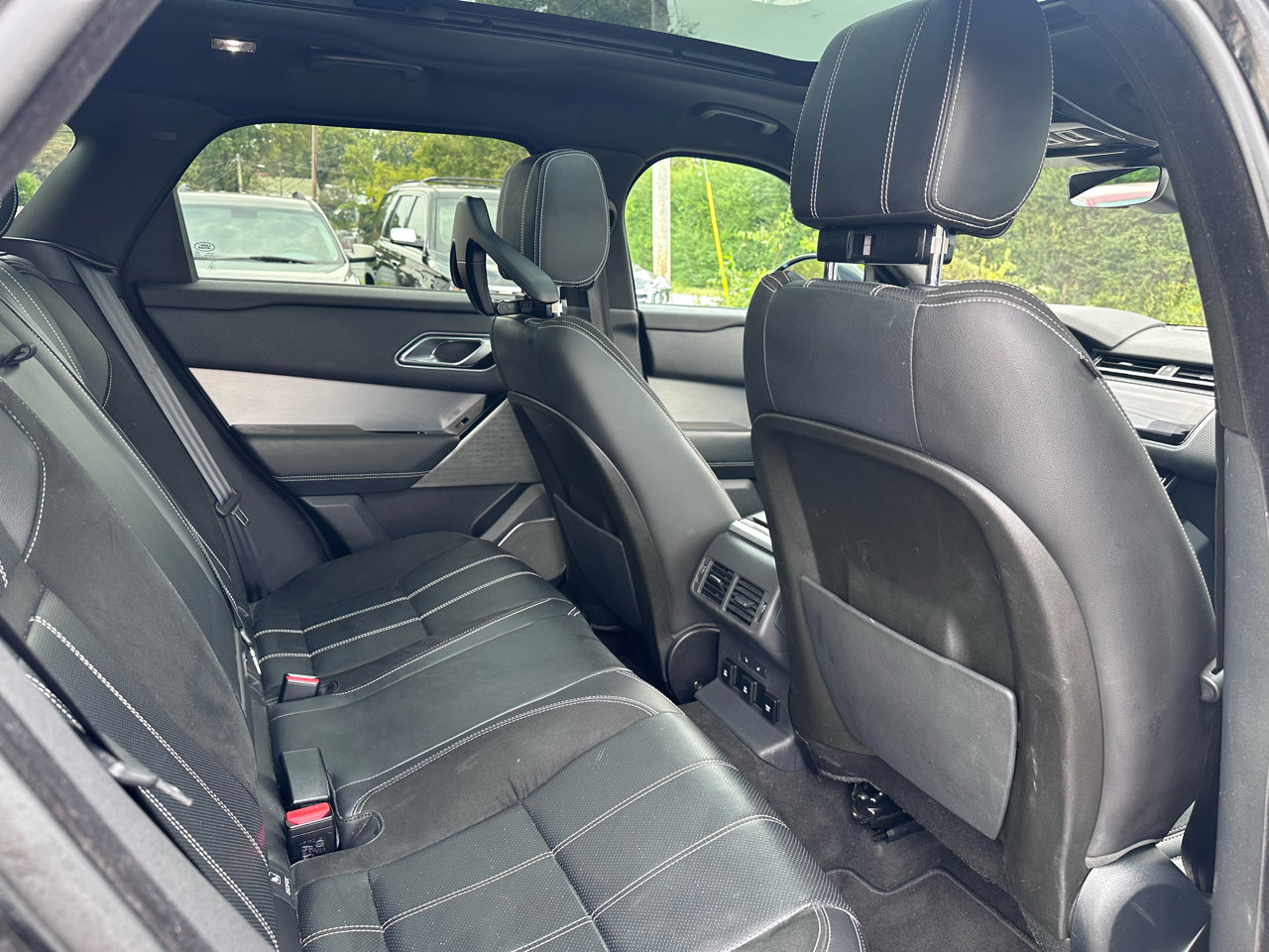 Used 2018 Land Rover Range Rover Velar R-Dynamic SE image 37