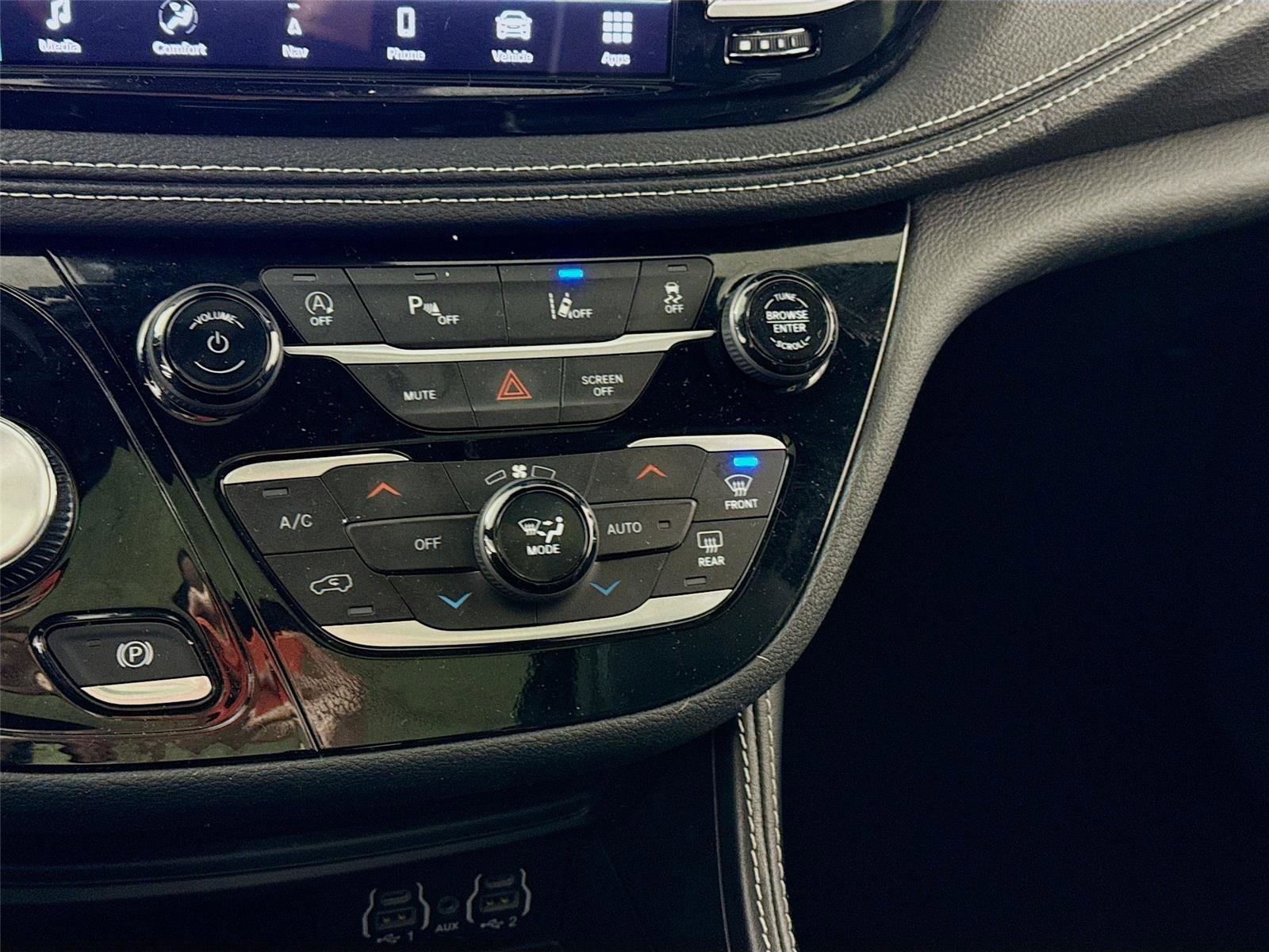 Used 2025 Chrysler Pacifica Limited image 10