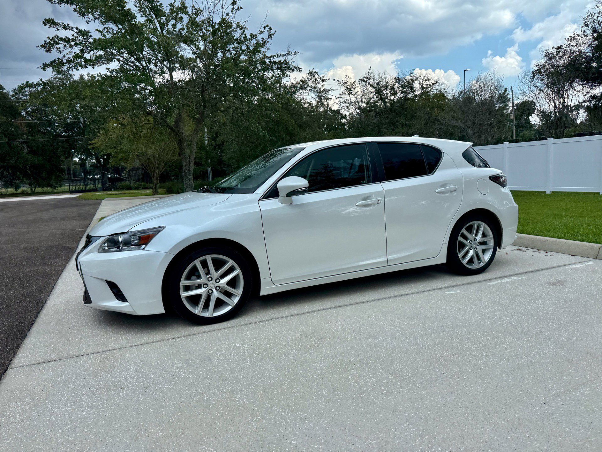 Used 2016 Lexus CT 200h image 3