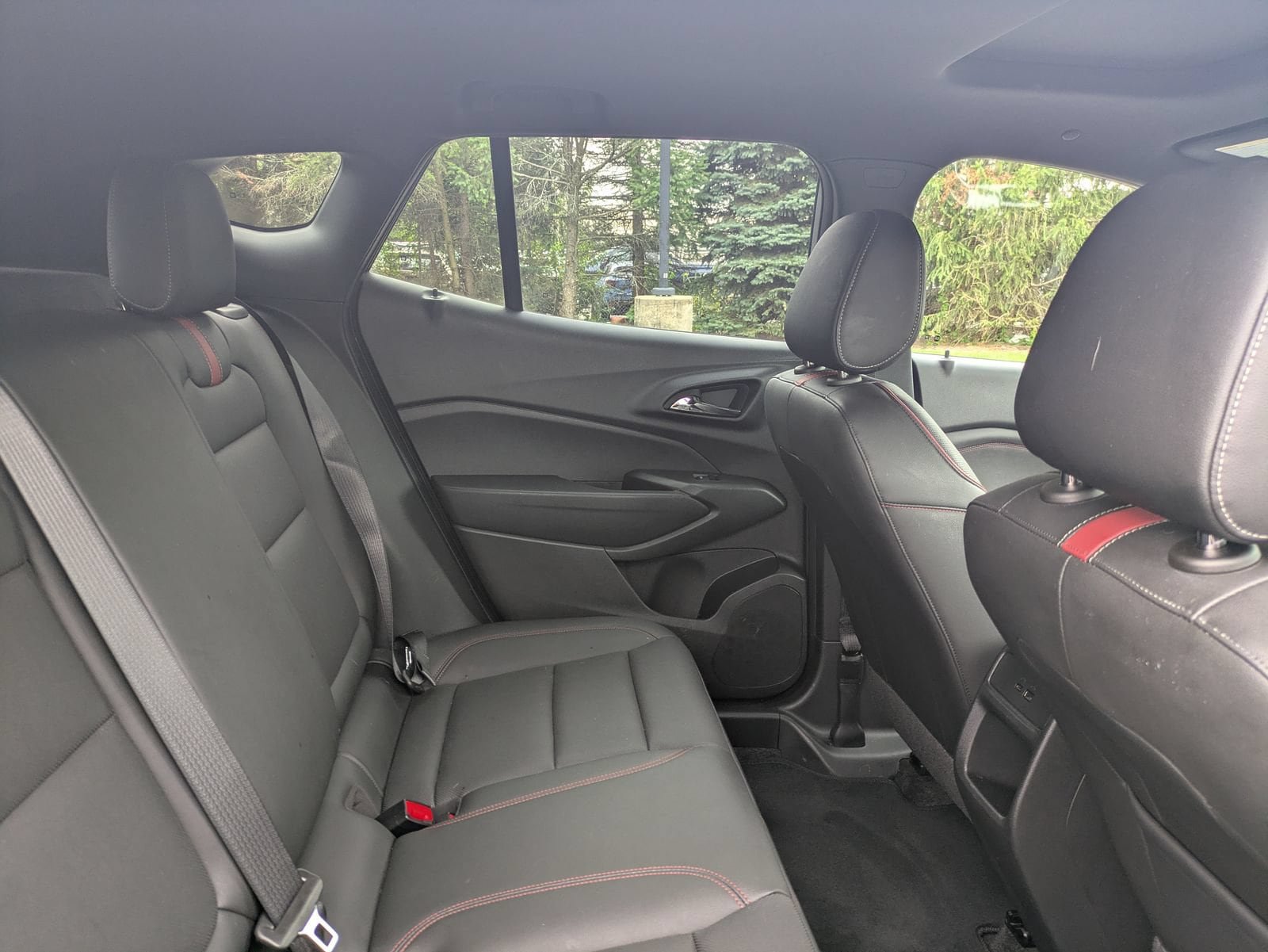 Used 2024 Chevrolet Trax RS w/ Sunroof Package FWD image 18
