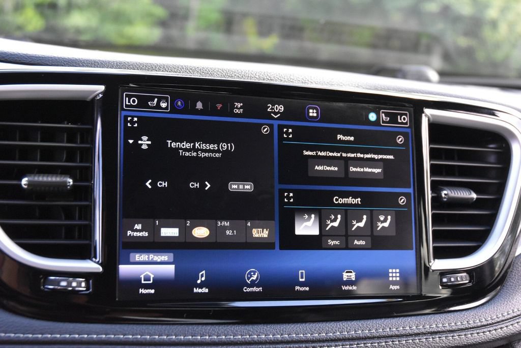Used 2021 Chrysler Pacifica Touring-L w/ Uconnect Theater Family Group FWD image 21