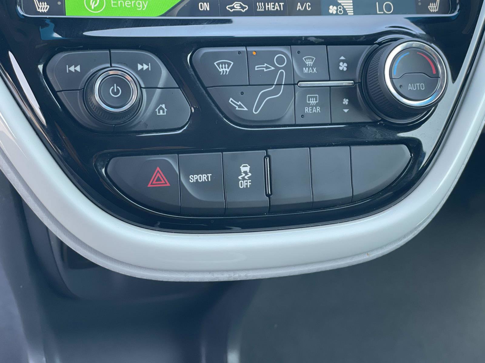 Used 2019 Chevrolet Bolt Premier w/ Infotainment Package FWD image 17