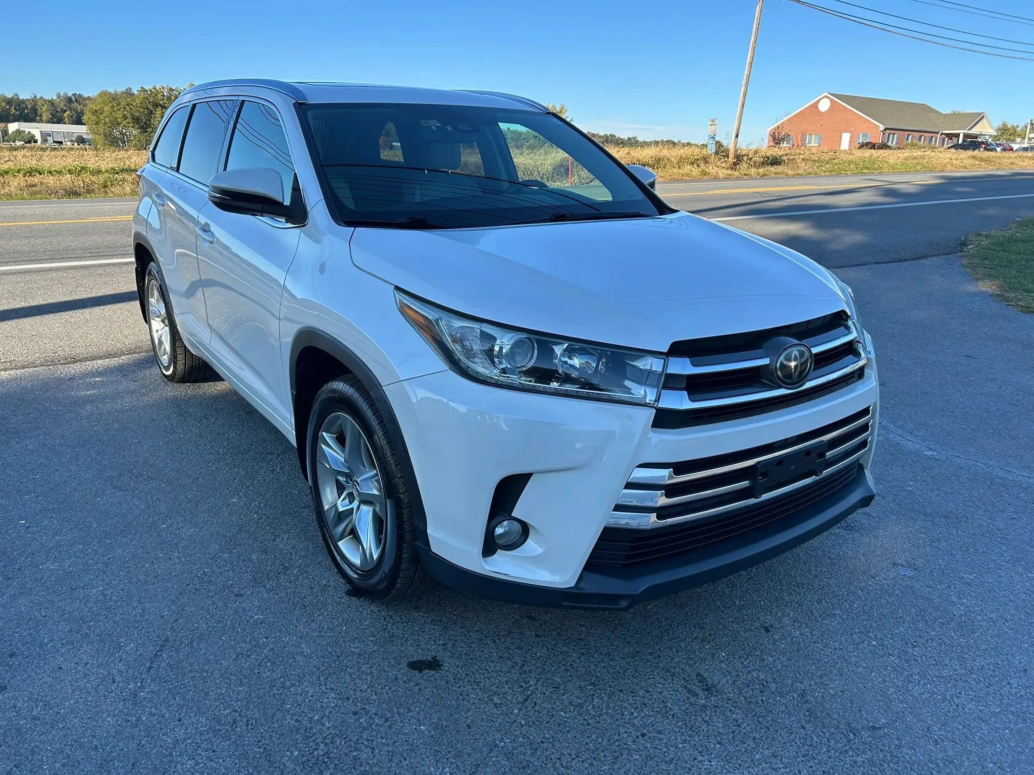 Used 2017 Toyota Highlander Limited AWD/4WD image 3