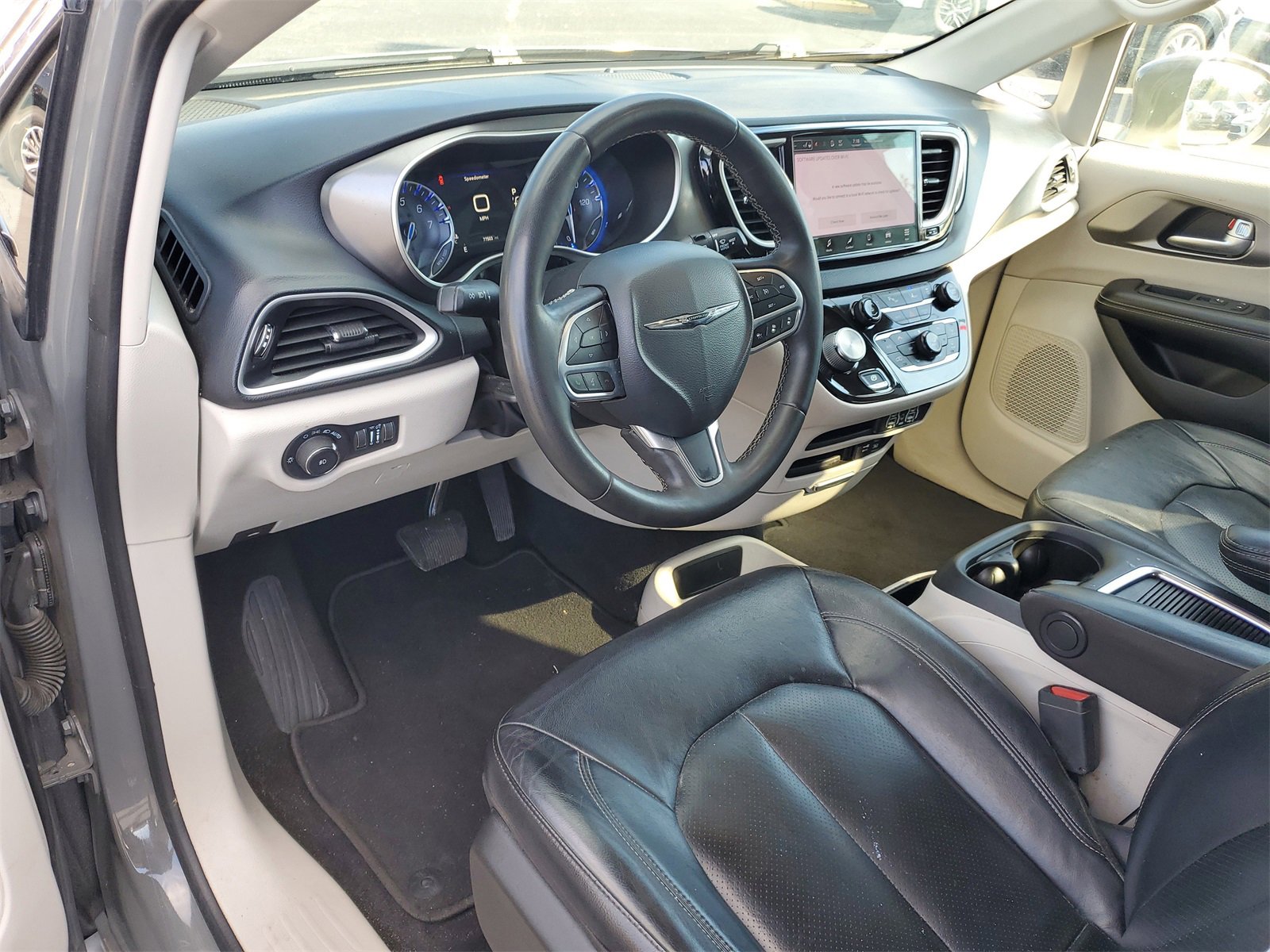 Used 2022 Chrysler Pacifica Touring-L image 11