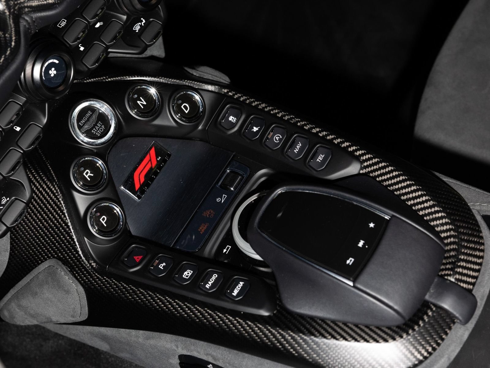 Used 2023 Aston Martin V8 Vantage Roadster RWD image 42