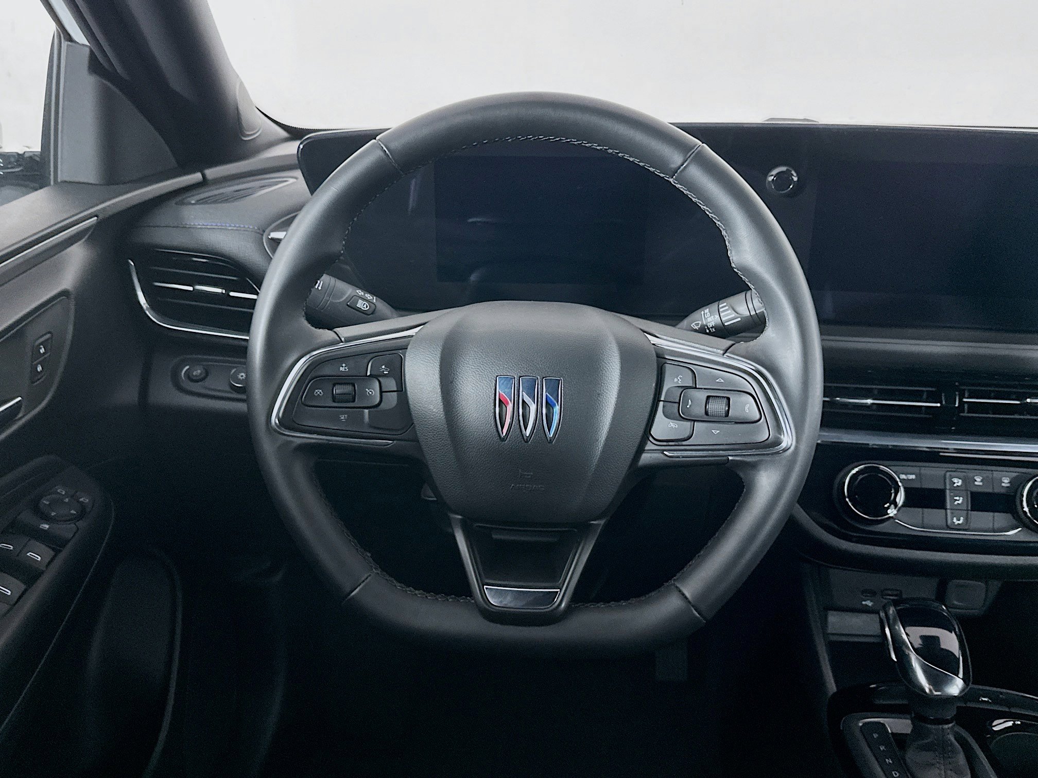 Used 2025 Buick Envista Sport Touring image 17