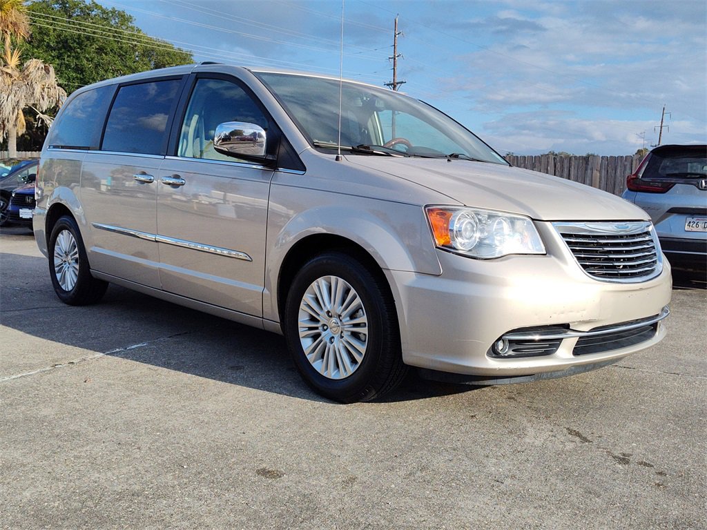 Used 2012 Chrysler Town & Country Limited w/ Luxury Group image 16