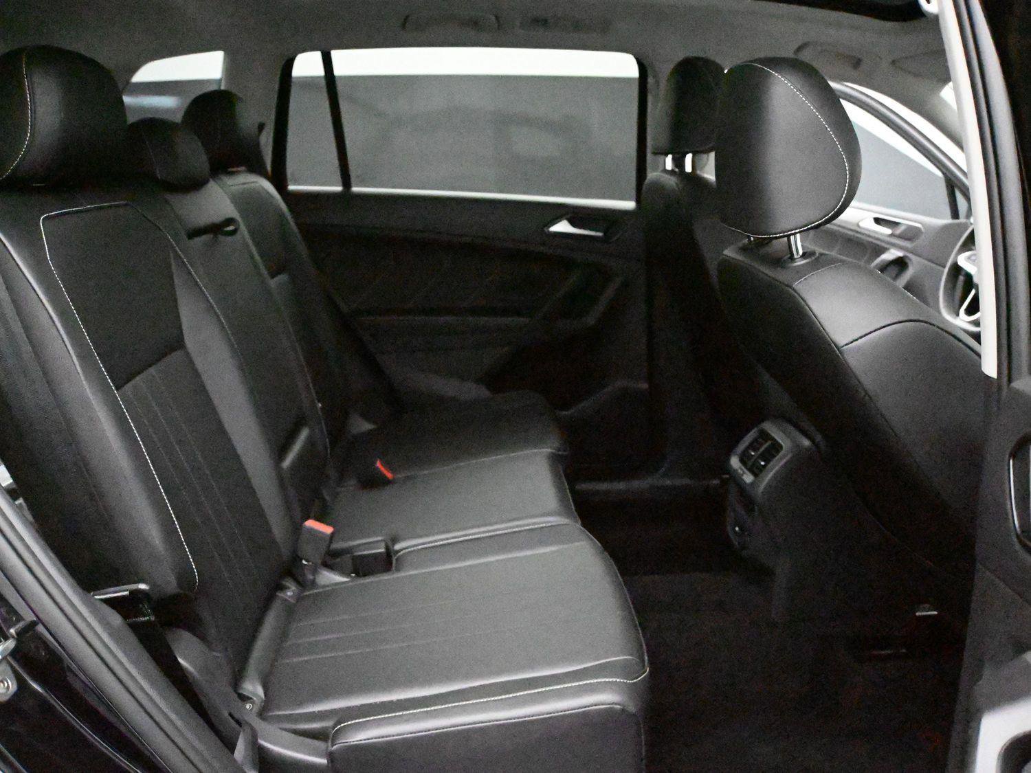 Certified 2022 Volkswagen Tiguan SE w/ Panoramic Sunroof Package AWD/4WD image 17