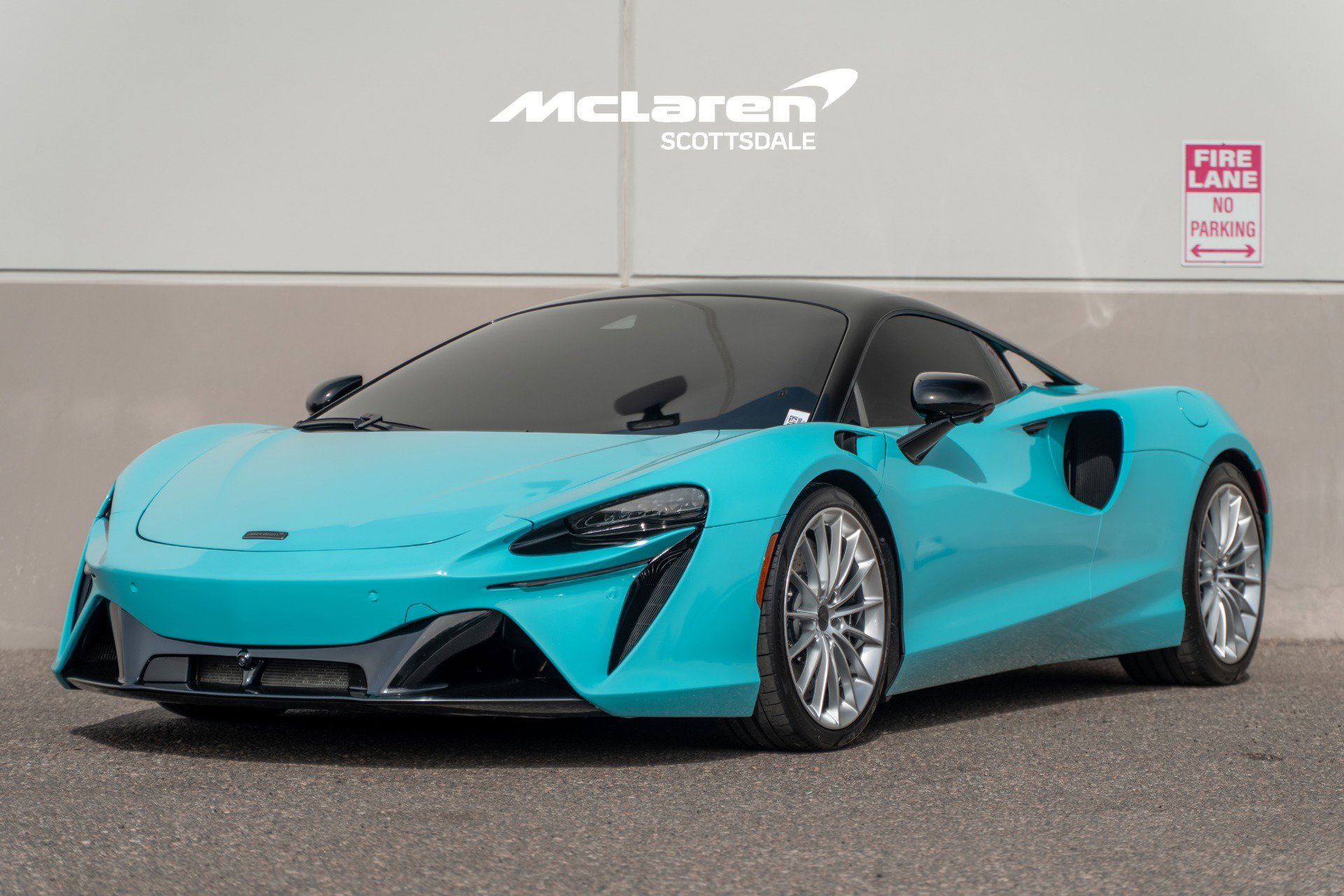 Used 2025 McLaren Artura image 3