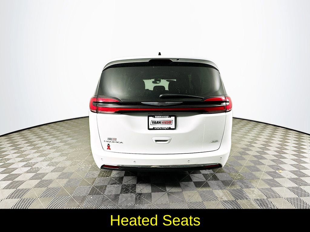 Used 2023 Chrysler Pacifica Touring-L image 9
