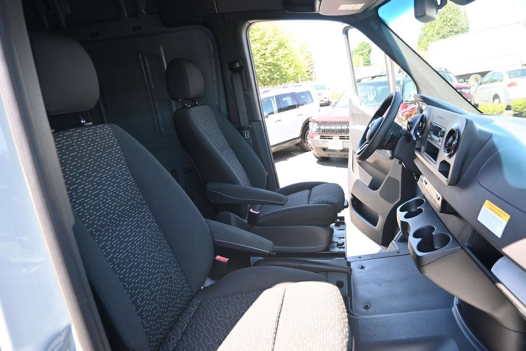 Used 2019 Mercedes-Benz Sprinter 144 image 32
