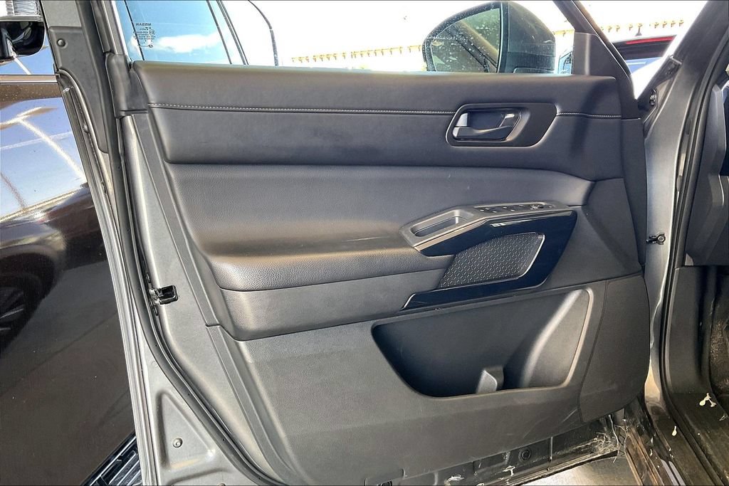 Used 2025 Nissan Pathfinder SV AWD/4WD image 22