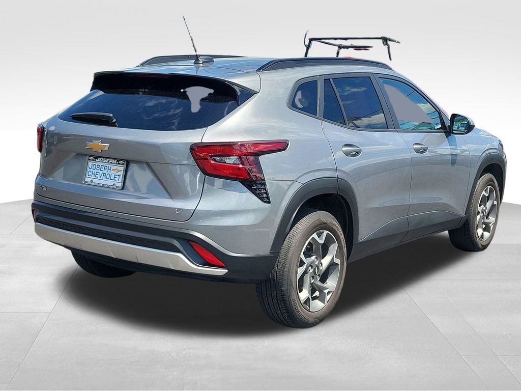 Used 2025 Chevrolet Trax LT w/ LT Convenience Package FWD image 4